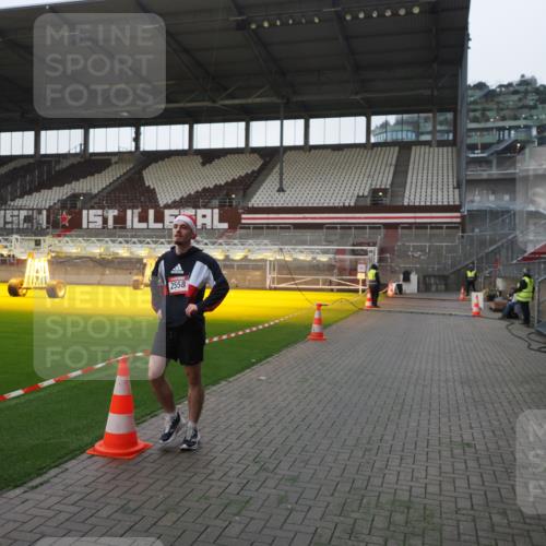 07.12.2025 - St. Pauli X-Mass-Run No. 15 Fabian Wolf http://msf.ph/oto/9395900 07.12.2025 10:33:48 Ziel 2558 meine-sportfotos.de