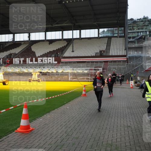 07.12.2025 - St. Pauli X-Mass-Run No. 15 Fabian Wolf http://msf.ph/oto/9395901 07.12.2025 10:34:28 Ziel 2212, 2639, 3389, 3390 meine-sportfotos.de