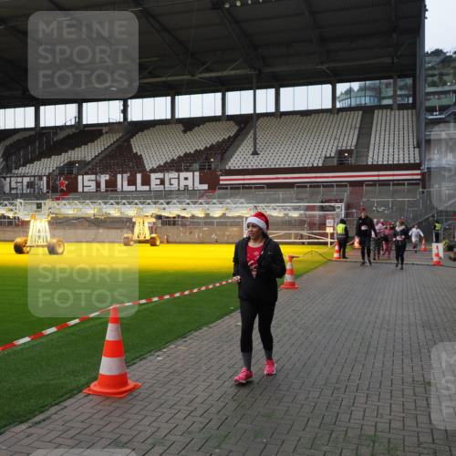 07.12.2025 - St. Pauli X-Mass-Run No. 15 Fabian Wolf http://msf.ph/oto/9395911 07.12.2025 10:34:31 Ziel 2212, 2639, 3389, 3390, 4316, 4317, 4336, 4337 meine-sportfotos.de