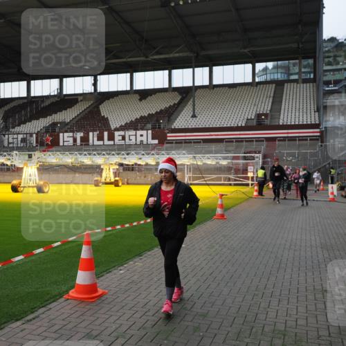 07.12.2025 - St. Pauli X-Mass-Run No. 15 Fabian Wolf http://msf.ph/oto/9395913 07.12.2025 10:34:32 Ziel 2212, 2639, 3389, 3390, 4316, 4317, 4336, 4337 meine-sportfotos.de