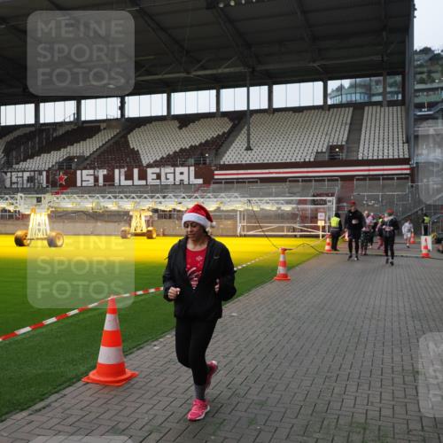 07.12.2025 - St. Pauli X-Mass-Run No. 15 Fabian Wolf http://msf.ph/oto/9395914 07.12.2025 10:34:32 Ziel 2212, 2639, 3389, 3390, 4316, 4317, 4336, 4337 meine-sportfotos.de