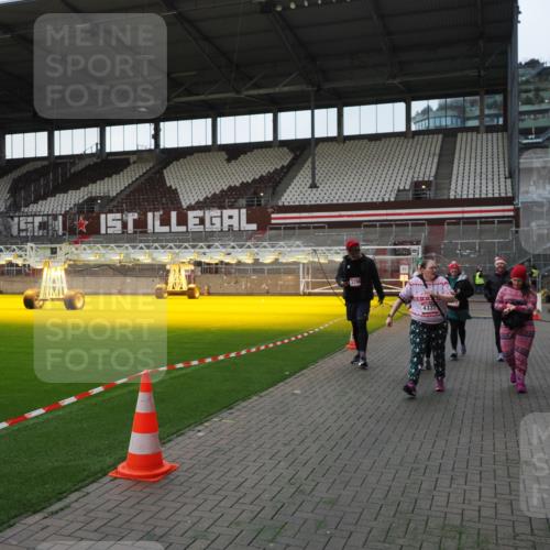 07.12.2025 - St. Pauli X-Mass-Run No. 15 Fabian Wolf http://msf.ph/oto/9395921 07.12.2025 10:34:38 Ziel 137, 578, 2212, 2639, 3389, 3390, 4316, 4317, 4336, 4337 meine-sportfotos.de