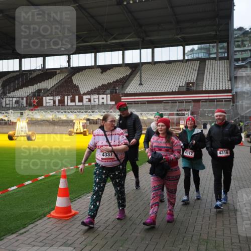 07.12.2025 - St. Pauli X-Mass-Run No. 15 Fabian Wolf http://msf.ph/oto/9395932 07.12.2025 10:34:41 Ziel 137, 578, 2639, 3389, 3390, 4309, 4316, 4317, 4336, 4337 meine-sportfotos.de