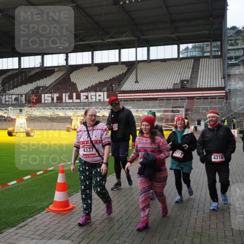 07.12.2025 - St. Pauli X-Mass-Run No. 15 Fabian Wolf http://msf.ph/oto/9395933 07.12.2025 10:34:41 Ziel 137, 578, 2639, 3389, 3390, 4309, 4316, 4317, 4336, 4337 meine-sportfotos.de