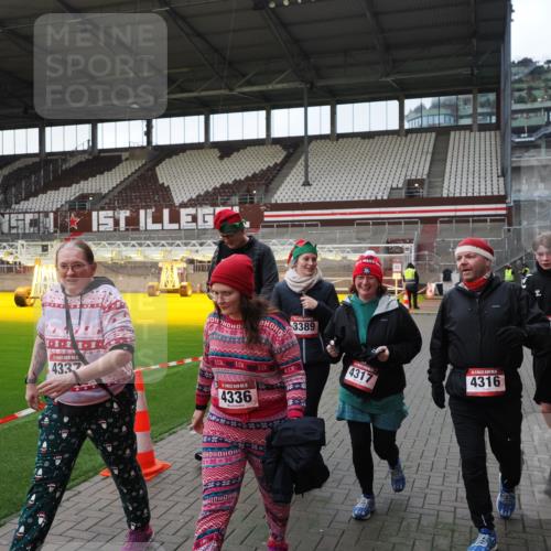 07.12.2025 - St. Pauli X-Mass-Run No. 15 Fabian Wolf http://msf.ph/oto/9395935 07.12.2025 10:34:42 Ziel 137, 578, 3389, 3390, 4277, 4309, 4310, 4316, 4317, 4336, 4337 meine-sportfotos.de