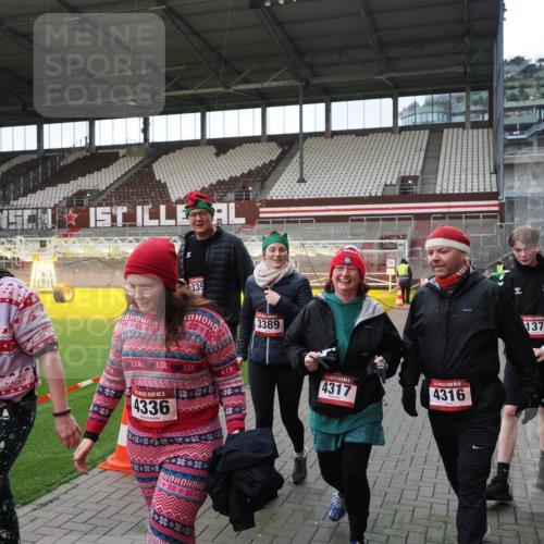07.12.2025 - St. Pauli X-Mass-Run No. 15 Fabian Wolf http://msf.ph/oto/9395936 07.12.2025 10:34:42 Ziel 137, 578, 3389, 3390, 4277, 4309, 4310, 4316, 4317, 4336, 4337 meine-sportfotos.de