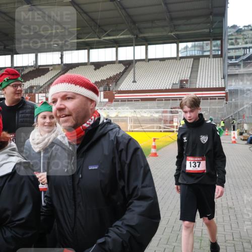 07.12.2025 - St. Pauli X-Mass-Run No. 15 Fabian Wolf http://msf.ph/oto/9395941 07.12.2025 10:34:44 Ziel 137, 578, 3389, 3390, 4276, 4277, 4309, 4310, 4316, 4317, 4336, 4337 meine-sportfotos.de