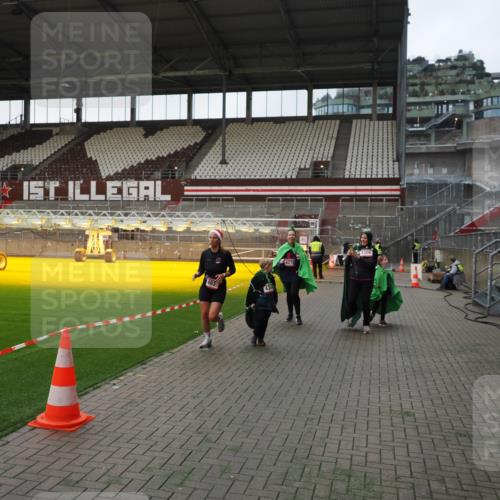 07.12.2025 - St. Pauli X-Mass-Run No. 15 Fabian Wolf http://msf.ph/oto/9395953 07.12.2025 10:34:49 Ziel 137, 493, 578, 4276, 4277, 4309, 4310, 4316, 4317, 4336, 4337 meine-sportfotos.de