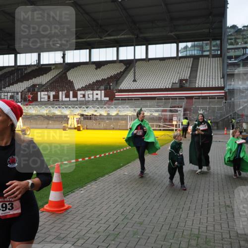 07.12.2025 - St. Pauli X-Mass-Run No. 15 Fabian Wolf http://msf.ph/oto/9395958 07.12.2025 10:34:51 Ziel 137, 493, 578, 4276, 4277, 4309, 4310, 4316, 4317, 4336 meine-sportfotos.de