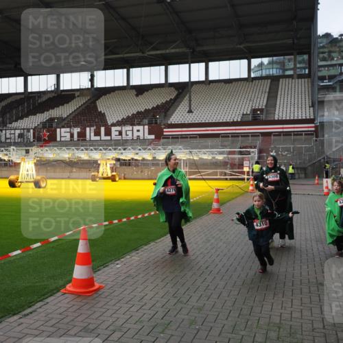 07.12.2025 - St. Pauli X-Mass-Run No. 15 Fabian Wolf http://msf.ph/oto/9395961 07.12.2025 10:34:52 Ziel 137, 493, 578, 4276, 4277, 4309, 4310 meine-sportfotos.de
