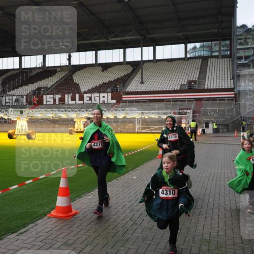 07.12.2025 - St. Pauli X-Mass-Run No. 15 Fabian Wolf http://msf.ph/oto/9395965 07.12.2025 10:34:53 Ziel 137, 493, 578, 4276, 4277, 4309, 4310 meine-sportfotos.de