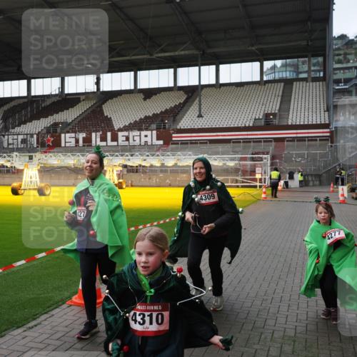 07.12.2025 - St. Pauli X-Mass-Run No. 15 Fabian Wolf http://msf.ph/oto/9395966 07.12.2025 10:34:53 Ziel 137, 493, 578, 4276, 4277, 4309, 4310 meine-sportfotos.de