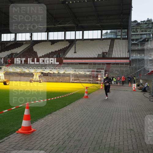 07.12.2025 - St. Pauli X-Mass-Run No. 15 Fabian Wolf http://msf.ph/oto/9395969 07.12.2025 10:34:59 Ziel 493, 561, 4276, 4277, 4309, 4310 meine-sportfotos.de