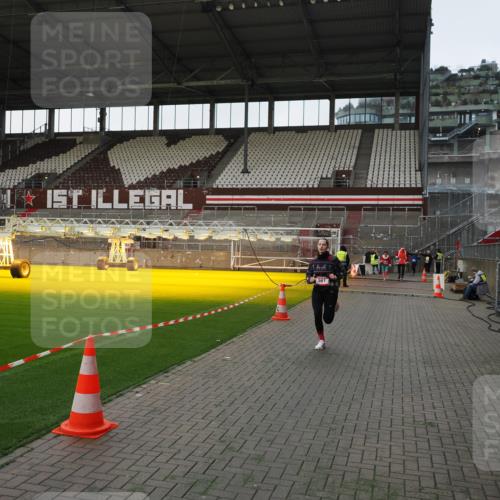 07.12.2025 - St. Pauli X-Mass-Run No. 15 Fabian Wolf http://msf.ph/oto/9395972 07.12.2025 10:34:59 Ziel 493, 561, 4276, 4277, 4309, 4310 meine-sportfotos.de