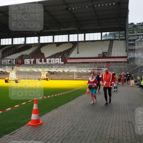 07.12.2025 - St. Pauli X-Mass-Run No. 15 Fabian Wolf http://msf.ph/oto/9395982 07.12.2025 10:35:10 Ziel 561, 2353, 2422, 2857, 2863, 4147, 4149, 4443, 4772, 4776, 4778, 4779 meine-sportfotos.de