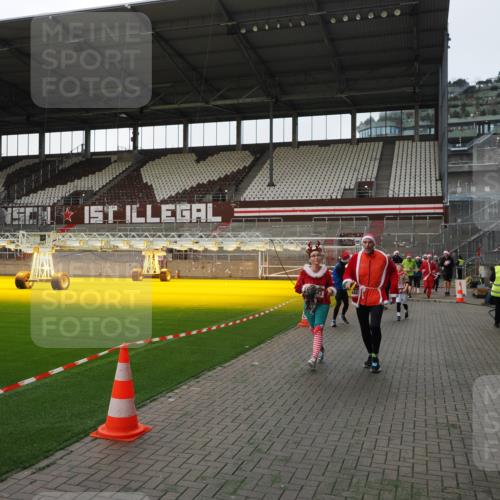 07.12.2025 - St. Pauli X-Mass-Run No. 15 Fabian Wolf http://msf.ph/oto/9395983 07.12.2025 10:35:10 Ziel 561, 2353, 2422, 2857, 2863, 4147, 4149, 4443, 4772, 4776, 4778, 4779 meine-sportfotos.de