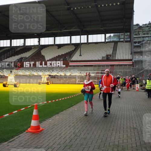 07.12.2025 - St. Pauli X-Mass-Run No. 15 Fabian Wolf http://msf.ph/oto/9395985 07.12.2025 10:35:11 Ziel 561, 2353, 2406, 2422, 2857, 2863, 4147, 4149, 4443, 4772, 4776, 4778, 4779 meine-sportfotos.de