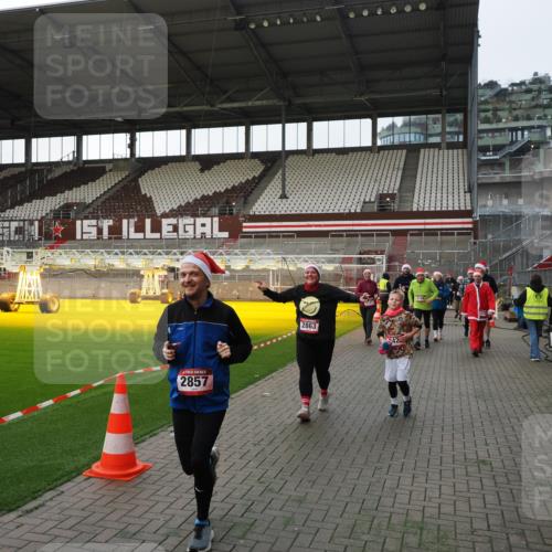 07.12.2025 - St. Pauli X-Mass-Run No. 15 Fabian Wolf http://msf.ph/oto/9396000 07.12.2025 10:35:16 Ziel 561, 2353, 2406, 2422, 2857, 2863, 3224, 3721, 4147, 4149, 4443, 4595, 4772, 4776, 4778, 4779 meine-sportfotos.de