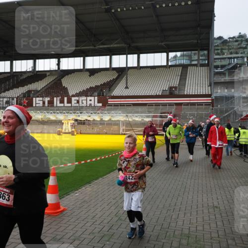 07.12.2025 - St. Pauli X-Mass-Run No. 15 Fabian Wolf http://msf.ph/oto/9396010 07.12.2025 10:35:18 Ziel 998, 1100, 1365, 2353, 2406, 2422, 2857, 2863, 3224, 3721, 4147, 4149, 4443, 4595, 4772, 4776, 4778, 4779 meine-sportfotos.de