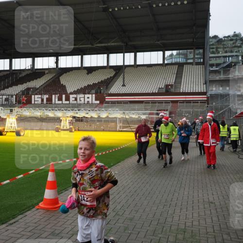 07.12.2025 - St. Pauli X-Mass-Run No. 15 Fabian Wolf http://msf.ph/oto/9396013 07.12.2025 10:35:18 Ziel 998, 1100, 1365, 2353, 2406, 2422, 2857, 2863, 3224, 3721, 4147, 4149, 4443, 4595, 4772, 4776, 4778, 4779 meine-sportfotos.de