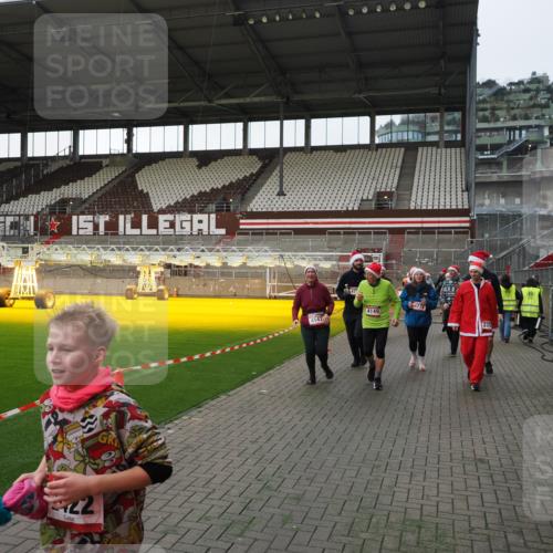 07.12.2025 - St. Pauli X-Mass-Run No. 15 Fabian Wolf http://msf.ph/oto/9396015 07.12.2025 10:35:19 Ziel 998, 1100, 1365, 2353, 2406, 2422, 2857, 2863, 3224, 3721, 4147, 4149, 4443, 4595, 4772, 4776, 4778, 4779 meine-sportfotos.de