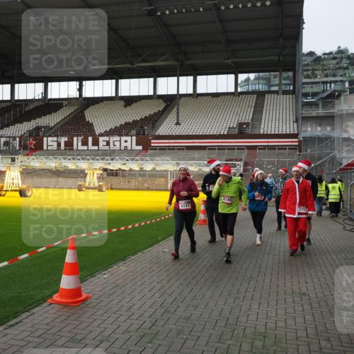 07.12.2025 - St. Pauli X-Mass-Run No. 15 Fabian Wolf http://msf.ph/oto/9396017 07.12.2025 10:35:19 Ziel 998, 1100, 1365, 2353, 2406, 2422, 2857, 2863, 3224, 3721, 4147, 4149, 4443, 4595, 4772, 4776, 4778, 4779 meine-sportfotos.de