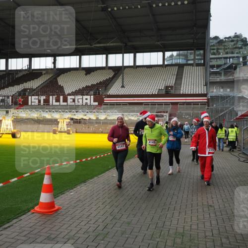 07.12.2025 - St. Pauli X-Mass-Run No. 15 Fabian Wolf http://msf.ph/oto/9396019 07.12.2025 10:35:20 Ziel 998, 1100, 1365, 2353, 2406, 2422, 2857, 2863, 3224, 3721, 4147, 4149, 4443, 4595, 4772, 4776, 4778, 4779 meine-sportfotos.de