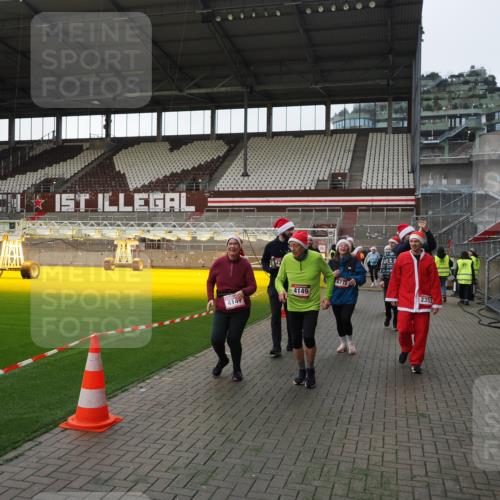07.12.2025 - St. Pauli X-Mass-Run No. 15 Fabian Wolf http://msf.ph/oto/9396020 07.12.2025 10:35:20 Ziel 998, 1100, 1365, 2353, 2406, 2422, 2857, 2863, 3224, 3721, 4147, 4149, 4443, 4595, 4772, 4776, 4778, 4779 meine-sportfotos.de