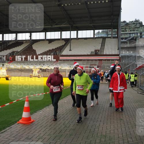 07.12.2025 - St. Pauli X-Mass-Run No. 15 Fabian Wolf http://msf.ph/oto/9396022 07.12.2025 10:35:20 Ziel 998, 1100, 1365, 2353, 2406, 2422, 2857, 2863, 3224, 3721, 4147, 4149, 4443, 4595, 4772, 4776, 4778, 4779 meine-sportfotos.de