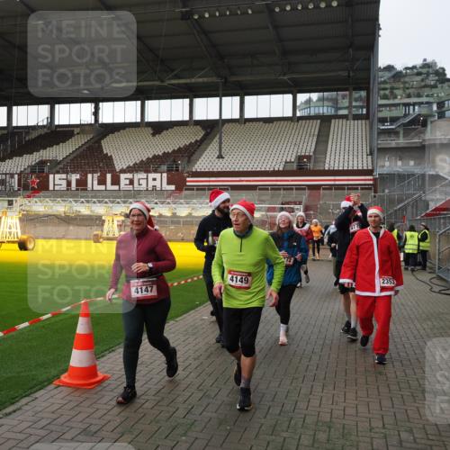 07.12.2025 - St. Pauli X-Mass-Run No. 15 Fabian Wolf http://msf.ph/oto/9396024 07.12.2025 10:35:21 Ziel 998, 1100, 1365, 2353, 2406, 2422, 2857, 2863, 3224, 3721, 4147, 4149, 4443, 4595, 4772, 4776, 4778, 4779 meine-sportfotos.de
