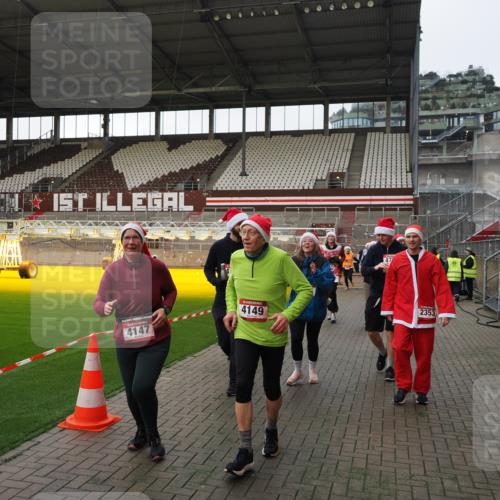 07.12.2025 - St. Pauli X-Mass-Run No. 15 Fabian Wolf http://msf.ph/oto/9396025 07.12.2025 10:35:21 Ziel 998, 1100, 1365, 2353, 2406, 2422, 2857, 2863, 3224, 3721, 4147, 4149, 4443, 4595, 4772, 4776, 4778, 4779 meine-sportfotos.de