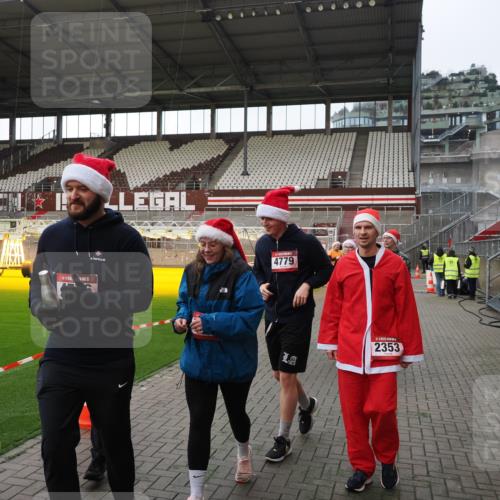 07.12.2025 - St. Pauli X-Mass-Run No. 15 Fabian Wolf http://msf.ph/oto/9396031 07.12.2025 10:35:23 Ziel 998, 1100, 1365, 2353, 2406, 2422, 2857, 2863, 3224, 3721, 4147, 4149, 4595, 4772, 4776, 4778, 4779 meine-sportfotos.de