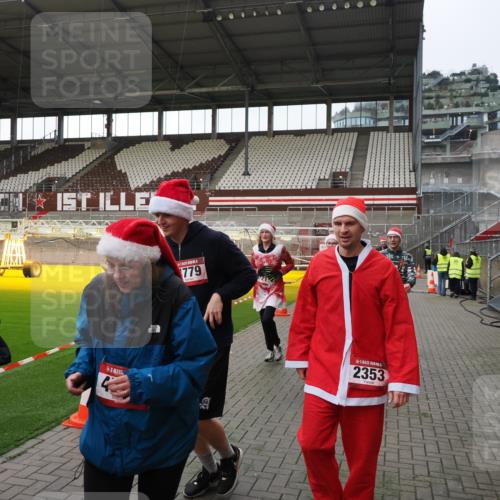 07.12.2025 - St. Pauli X-Mass-Run No. 15 Fabian Wolf http://msf.ph/oto/9396034 07.12.2025 10:35:23 Ziel 998, 1100, 1365, 2353, 2406, 2422, 2857, 2863, 3224, 3721, 4147, 4149, 4595, 4772, 4776, 4778, 4779 meine-sportfotos.de