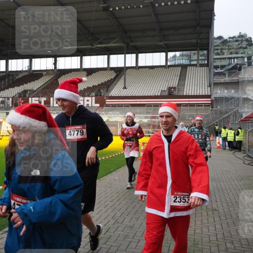07.12.2025 - St. Pauli X-Mass-Run No. 15 Fabian Wolf http://msf.ph/oto/9396035 07.12.2025 10:35:23 Ziel 998, 1100, 1365, 2353, 2406, 2422, 2857, 2863, 3224, 3721, 4147, 4149, 4595, 4772, 4776, 4778, 4779 meine-sportfotos.de