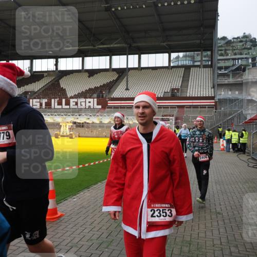 07.12.2025 - St. Pauli X-Mass-Run No. 15 Fabian Wolf http://msf.ph/oto/9396037 07.12.2025 10:35:24 Ziel 998, 1100, 1365, 2353, 2406, 2422, 2857, 2863, 3224, 3721, 4147, 4149, 4595, 4772, 4776, 4778, 4779 meine-sportfotos.de