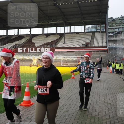 07.12.2025 - St. Pauli X-Mass-Run No. 15 Fabian Wolf http://msf.ph/oto/9396045 07.12.2025 10:35:25 Ziel 998, 1100, 1365, 2353, 2406, 2422, 2857, 2863, 3224, 3721, 4147, 4149, 4595, 4772, 4776, 4778, 4779 meine-sportfotos.de