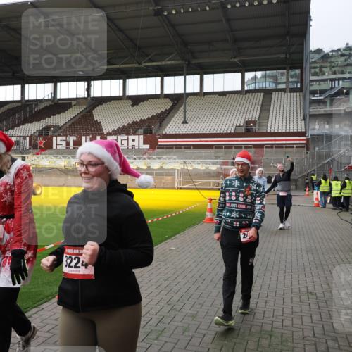 07.12.2025 - St. Pauli X-Mass-Run No. 15 Fabian Wolf http://msf.ph/oto/9396046 07.12.2025 10:35:26 Ziel 998, 1100, 1365, 2353, 2406, 3224, 3721, 4147, 4149, 4595, 4772, 4776, 4778, 4779 meine-sportfotos.de
