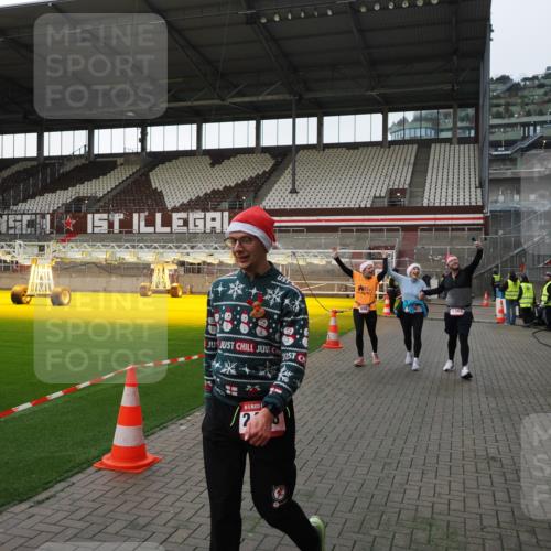 07.12.2025 - St. Pauli X-Mass-Run No. 15 Fabian Wolf http://msf.ph/oto/9396051 07.12.2025 10:35:27 Ziel 998, 1100, 1365, 2353, 2406, 3224, 3721, 4147, 4149, 4595, 4772, 4776, 4778, 4779 meine-sportfotos.de