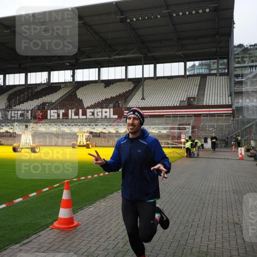 07.12.2025 - St. Pauli X-Mass-Run No. 15 Fabian Wolf http://msf.ph/oto/9396089 07.12.2025 10:35:39 Ziel 1822 meine-sportfotos.de