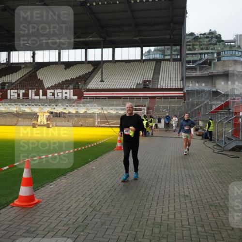 07.12.2025 - St. Pauli X-Mass-Run No. 15 Fabian Wolf http://msf.ph/oto/9396095 07.12.2025 10:35:50 Ziel 1822, 2489, 4034 meine-sportfotos.de