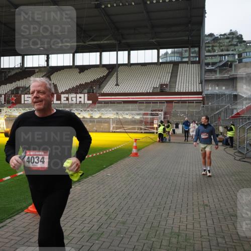 07.12.2025 - St. Pauli X-Mass-Run No. 15 Fabian Wolf http://msf.ph/oto/9396103 07.12.2025 10:35:52 Ziel 350, 1822, 2489, 3476, 4034 meine-sportfotos.de