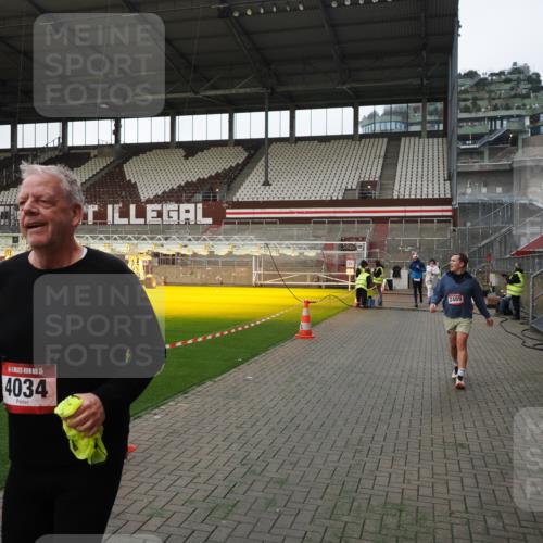 07.12.2025 - St. Pauli X-Mass-Run No. 15 Fabian Wolf http://msf.ph/oto/9396104 07.12.2025 10:35:52 Ziel 350, 1822, 2489, 3476, 4034 meine-sportfotos.de