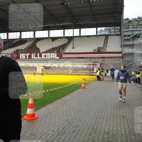 07.12.2025 - St. Pauli X-Mass-Run No. 15 Fabian Wolf http://msf.ph/oto/9396105 07.12.2025 10:35:53 Ziel 350, 1822, 2489, 3476, 4034 meine-sportfotos.de