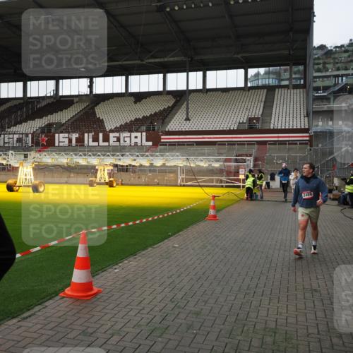07.12.2025 - St. Pauli X-Mass-Run No. 15 Fabian Wolf http://msf.ph/oto/9396106 07.12.2025 10:35:53 Ziel 350, 1822, 2489, 3476, 4034 meine-sportfotos.de
