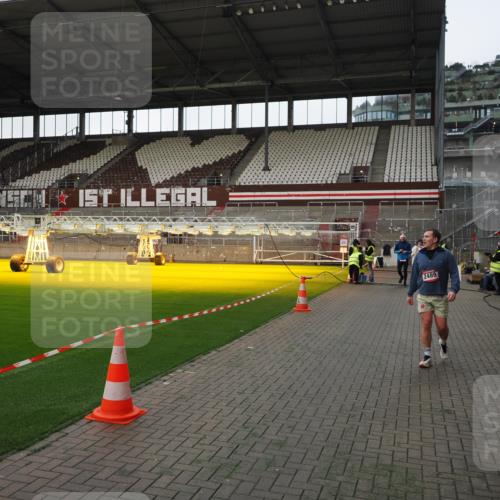 07.12.2025 - St. Pauli X-Mass-Run No. 15 Fabian Wolf http://msf.ph/oto/9396107 07.12.2025 10:35:53 Ziel 350, 1822, 2489, 3476, 4034 meine-sportfotos.de