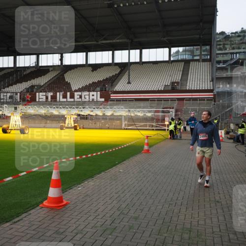 07.12.2025 - St. Pauli X-Mass-Run No. 15 Fabian Wolf http://msf.ph/oto/9396109 07.12.2025 10:35:54 Ziel 350, 1822, 2489, 3476, 4034 meine-sportfotos.de
