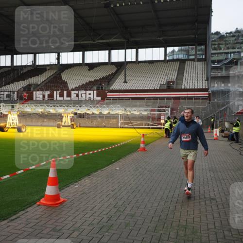 07.12.2025 - St. Pauli X-Mass-Run No. 15 Fabian Wolf http://msf.ph/oto/9396112 07.12.2025 10:35:54 Ziel 350, 1822, 2489, 3476, 4034 meine-sportfotos.de