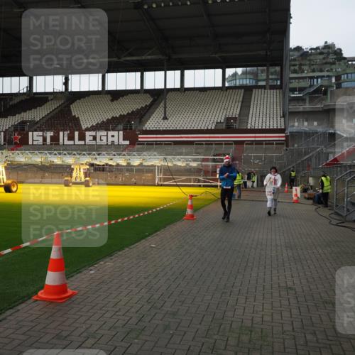 07.12.2025 - St. Pauli X-Mass-Run No. 15 Fabian Wolf http://msf.ph/oto/9396124 07.12.2025 10:35:58 Ziel 350, 2489, 3476, 4034 meine-sportfotos.de