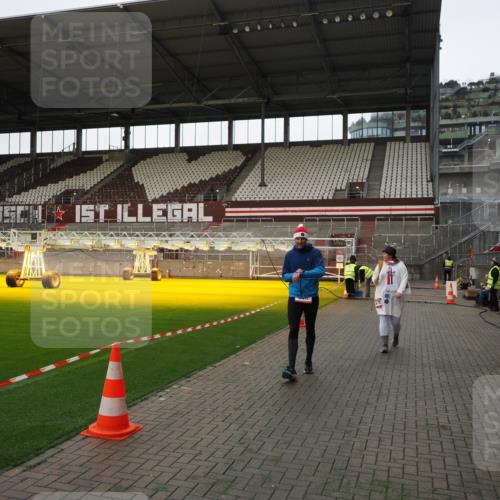 07.12.2025 - St. Pauli X-Mass-Run No. 15 Fabian Wolf http://msf.ph/oto/9396128 07.12.2025 10:36:01 Ziel 350, 2489, 3476 meine-sportfotos.de