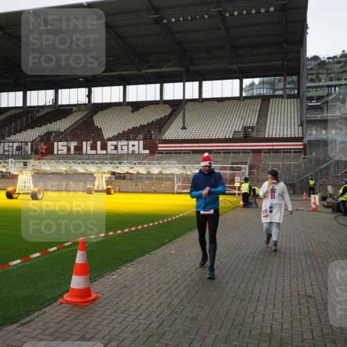 07.12.2025 - St. Pauli X-Mass-Run No. 15 Fabian Wolf http://msf.ph/oto/9396131 07.12.2025 10:36:01 Ziel 350, 2489, 3476 meine-sportfotos.de